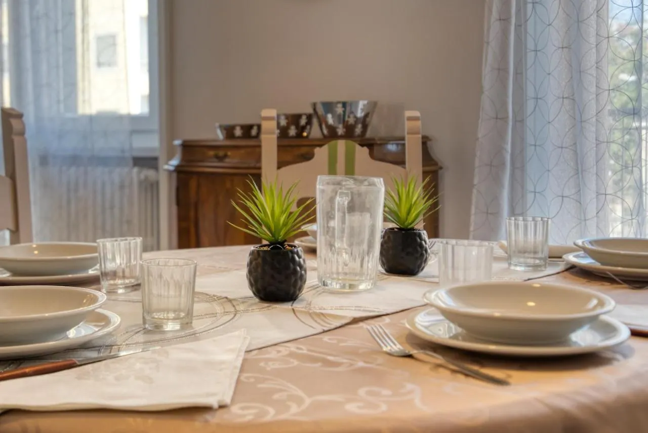 Caseospitali - Casa Janas, Elegante Trilocale Per 5 In Zona Centrale Milán 0*,  Italia
